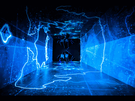 此次活动以极富未来科技感的深蓝调性及『黑科技互动展厅』作为项目的